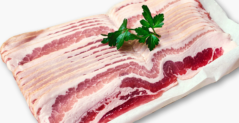 얇게 썰어 정렬된 베이컨 슬라이스, 지방과 붉은 살코기가 교차된 복부살 부위의 훈연 가공육