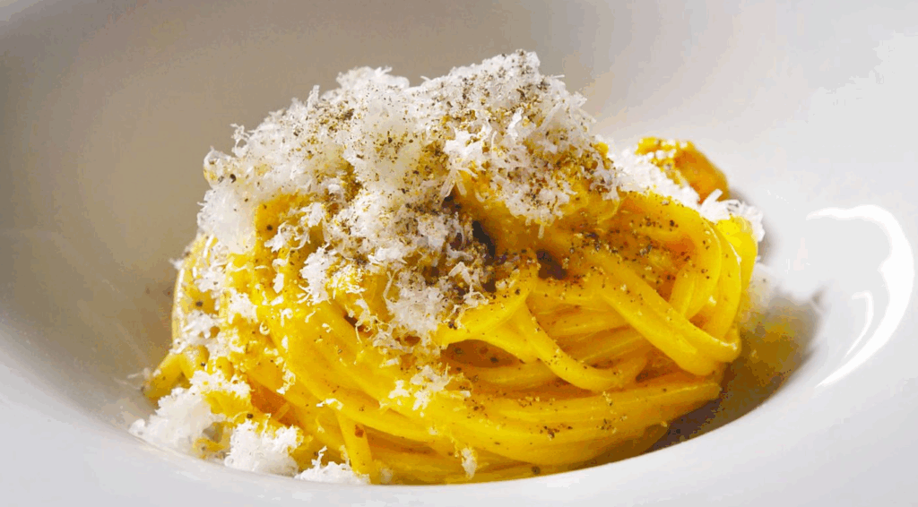 이탈리아 셰프 루치아노 모노실리오의 까르보나라, 진한 노른자 소스와 페코리노 치즈가 어우러진 정통 로마식 파스타