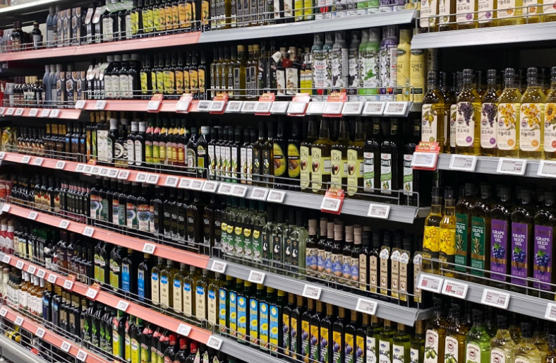 한국 대형마트의 올리브오일 매대 전경, 스페인·이탈리아·그리스 등 다양한 국가 브랜드의 올리브오일이 진열된 모습