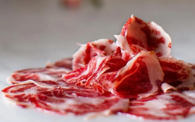 스페인 이베리코 하몽 슬라이스, 붉은 마블링과 하얀 지방이 어우러진 얇은 생햄